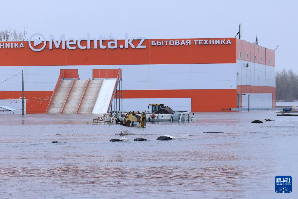 4月7日、カザフスタンのコスタナイ州にある電気量販店が洪水で水没した。新華社発（カザフスタン緊急事態部供図）