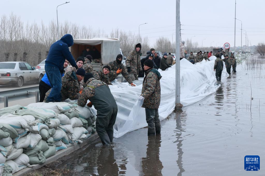 4月7日、カザフスタンのコスタナイ州では、安全要員が洪水防止堤防を設置した。新華社発（カザフスタン緊急事態部供図）