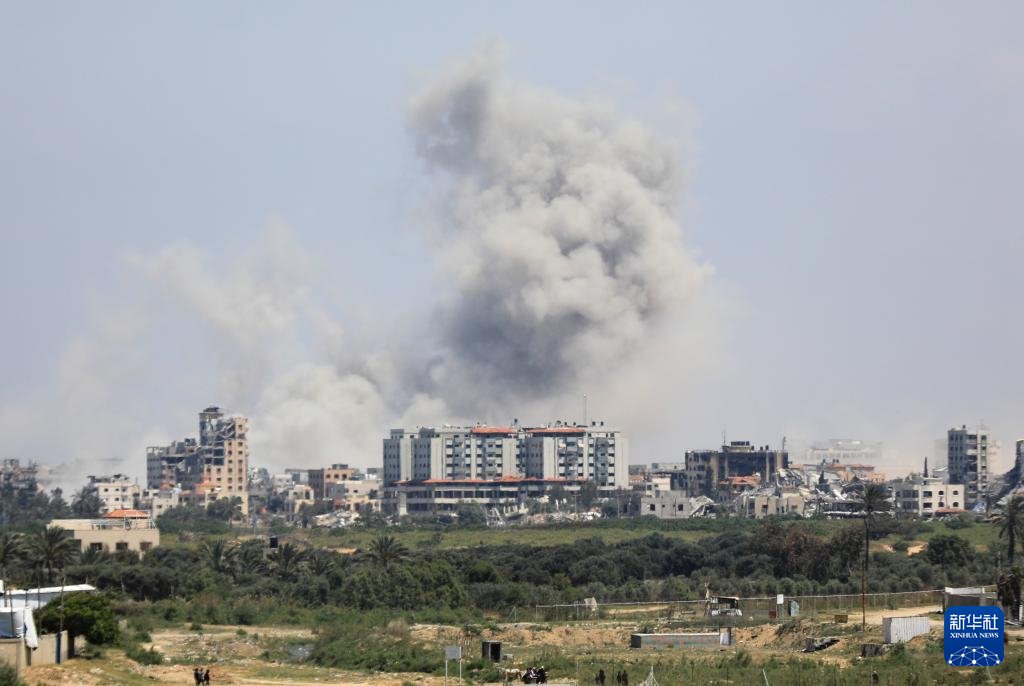4月14日、ガザ地区中部のヌセレット難民キャンプ付近で、イスラエル軍が爆撃した後、煙が上がった。新華社発（ヤシール・クディ撮影）