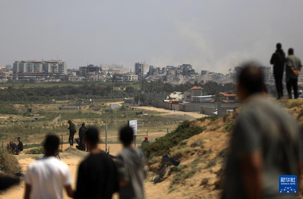 4月14日、ガザ地区中部のヌセレット難民キャンプ付近で、イスラエル軍が爆撃した後、煙が上がった。新華社発（ヤシール・クディ撮影）