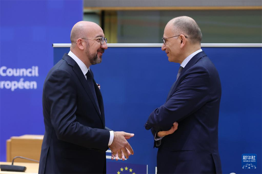 4月18日，在比利时布鲁塞尔，欧洲理事会主席米歇尔（左）和意大利前总理莱塔在欧盟特别峰会交谈。新华社记者 赵丁�� 摄