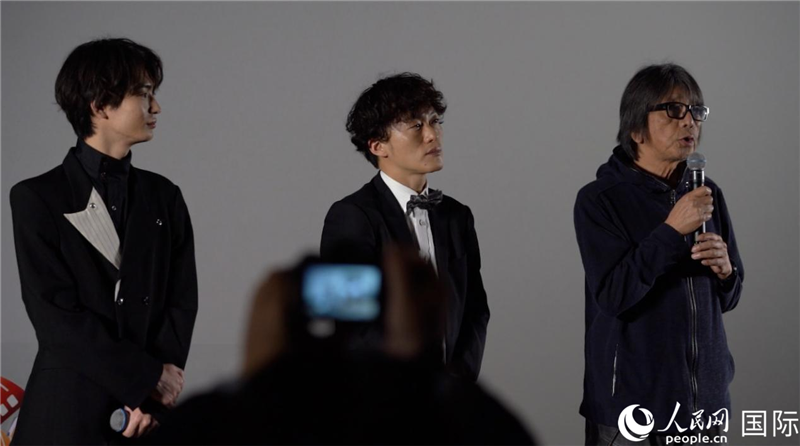 左起为《不死恋人》演员青木柚、导演松居大悟、《福田村事件》导演森达也。（人民网记者 袁蒙摄）