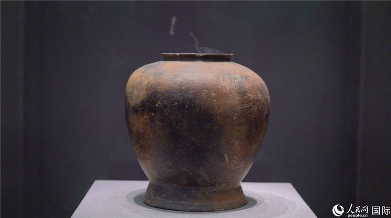 良渚博物院展出的刻符黑陶罐。人民网记者 袁蒙摄