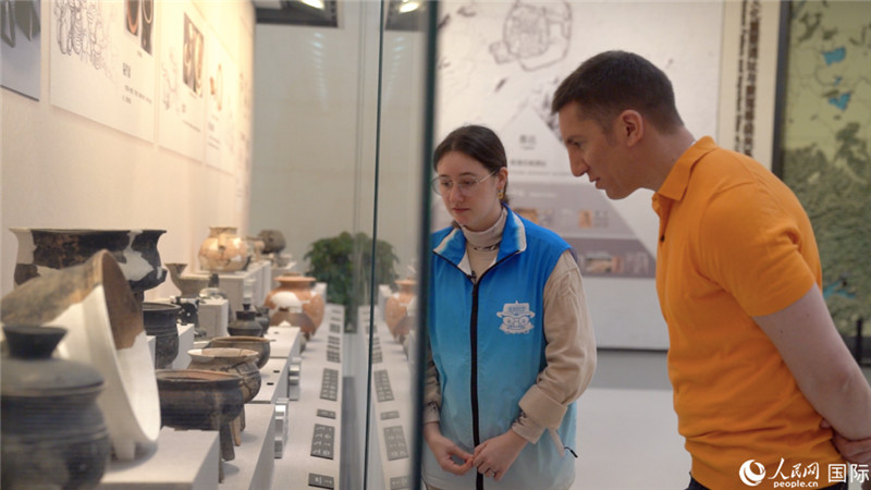 在博物馆当志愿讲解员 外国姑娘麦安琪把良渚文化讲给世界