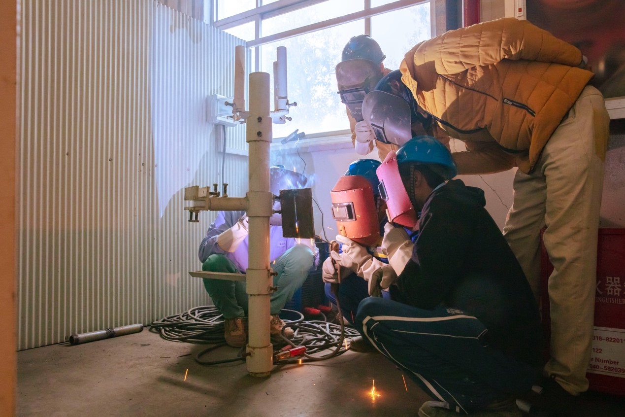 职业技校焊工实操课程现场，巴方学员正在操作教具。中国华能萨希瓦尔电站 供图