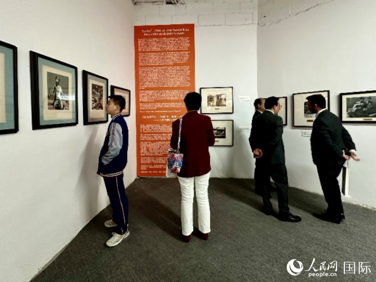 “与中国结缘：智利画家何塞·万徒勒里诞辰100周年”展览在京举行。人民网记者 周雨摄