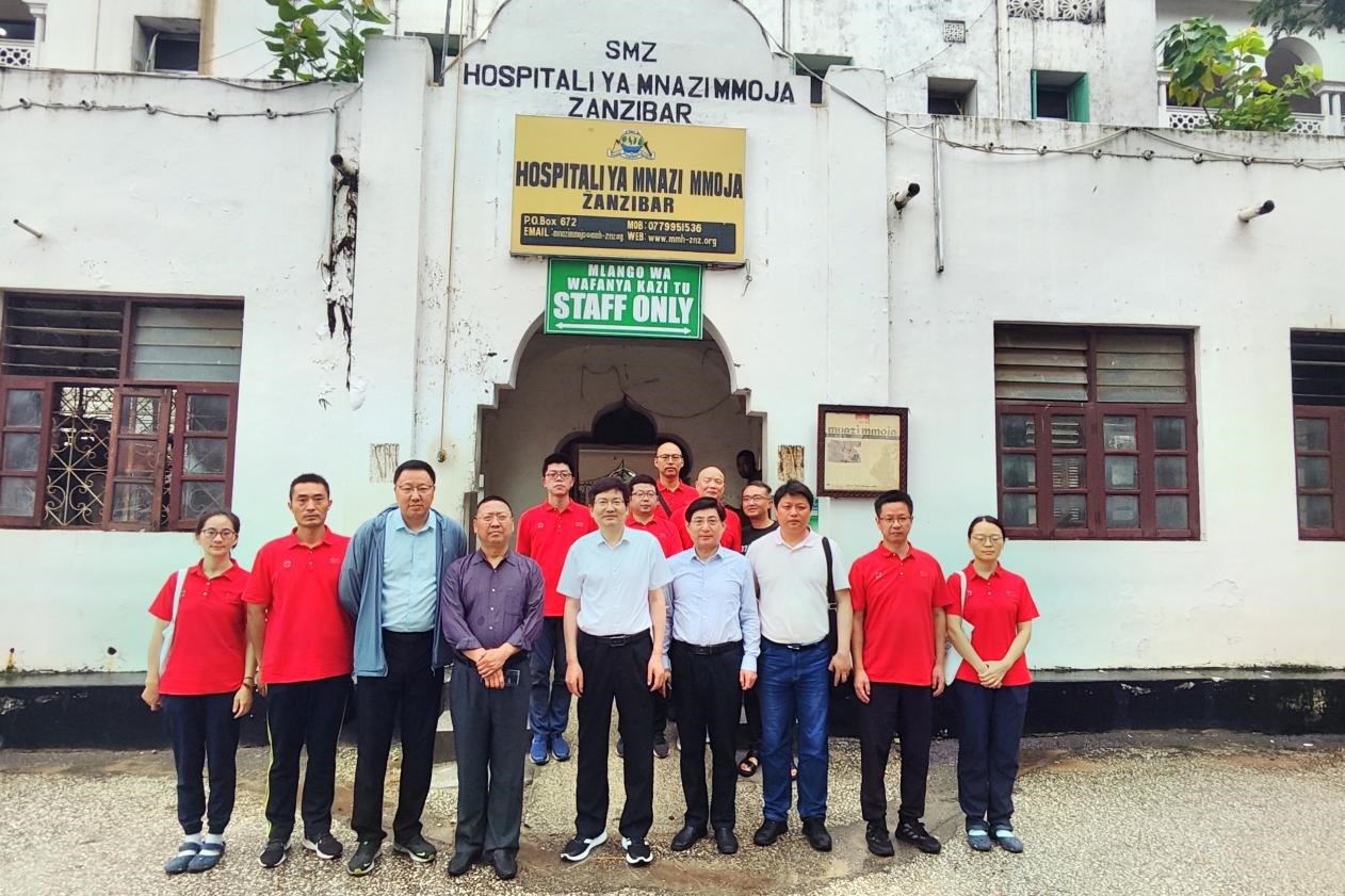 扬州市卫健系统代表团和医疗队在纳兹莫加医院合影。中国援桑医疗队供图