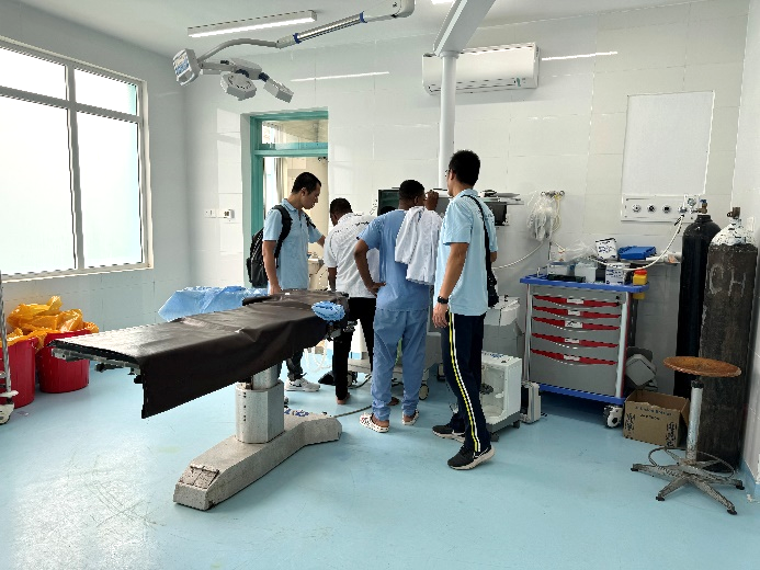 王林医生与当地医生、工程师讨论麻醉机的使用与维护。中国（江苏）第33期援桑给巴尔医疗队供图