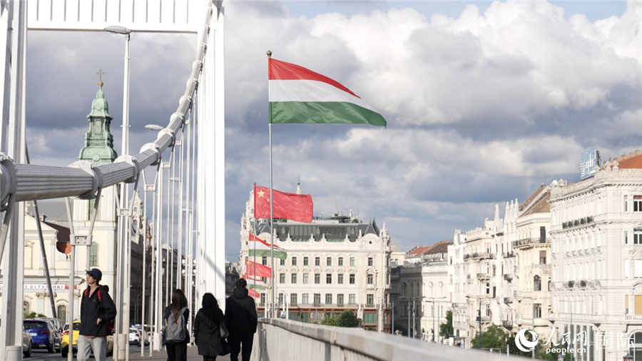 匈牙利布达佩斯的伊丽莎白桥上飘起中匈两国国旗。人民网 苏缨翔摄