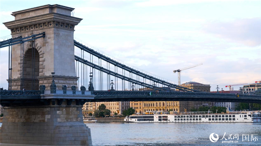 匈牙利布達佩斯橫跨多瑙河的鏈子橋。人民網 蘇纓翔攝