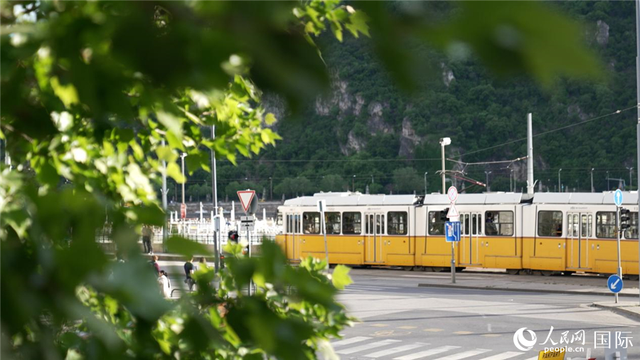 一輛電車駛過匈牙利布達佩斯多瑙河邊。人民網 蘇纓翔攝