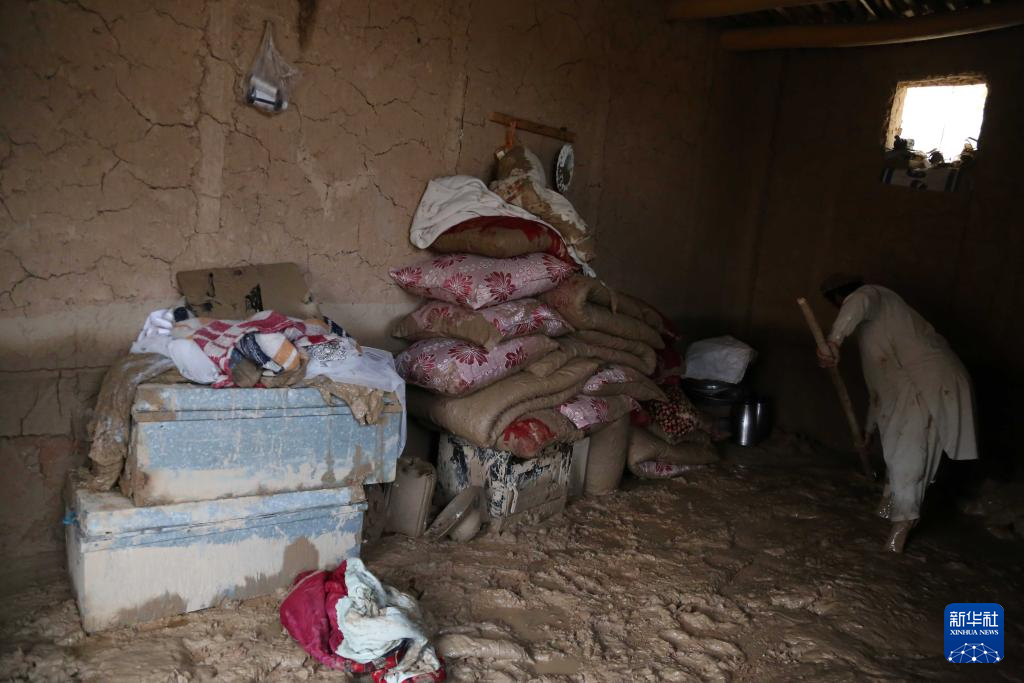 5月12日，在阿富汗巴格兰省巴格兰尼马尔卡济区一处村庄，一名村民清理遭洪水侵袭的房屋。新华社发（扎希尔・汗摄）