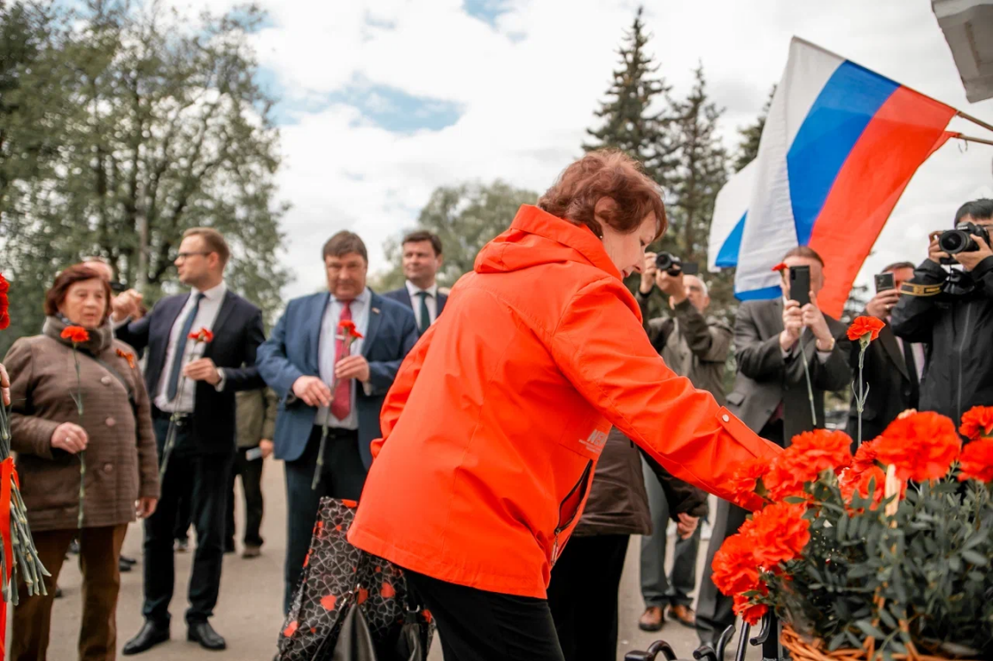 当地民众向纪念牌献花。俄罗斯阿尔希波夫基金会供图