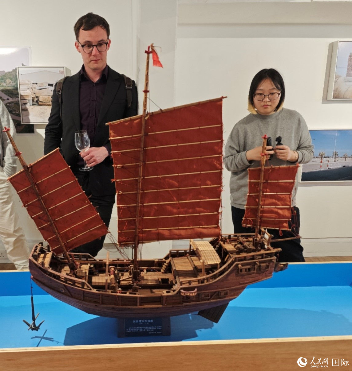 英国观众在欣赏来自泉州湾宋代海船模型。邢雪摄