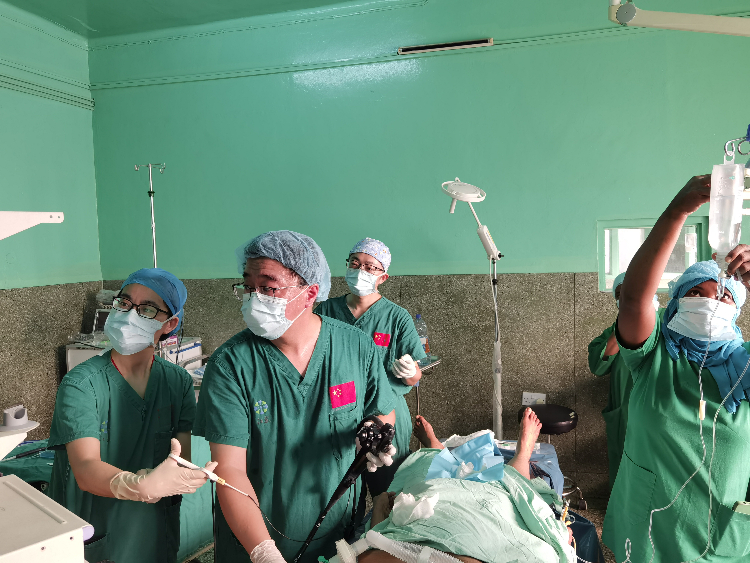 王璐医生及团队成员在手术中。中国援桑医疗队供图