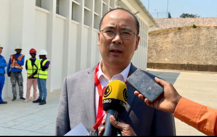 张斌大使接受安哥拉国家通讯社采访。冯凯摄
