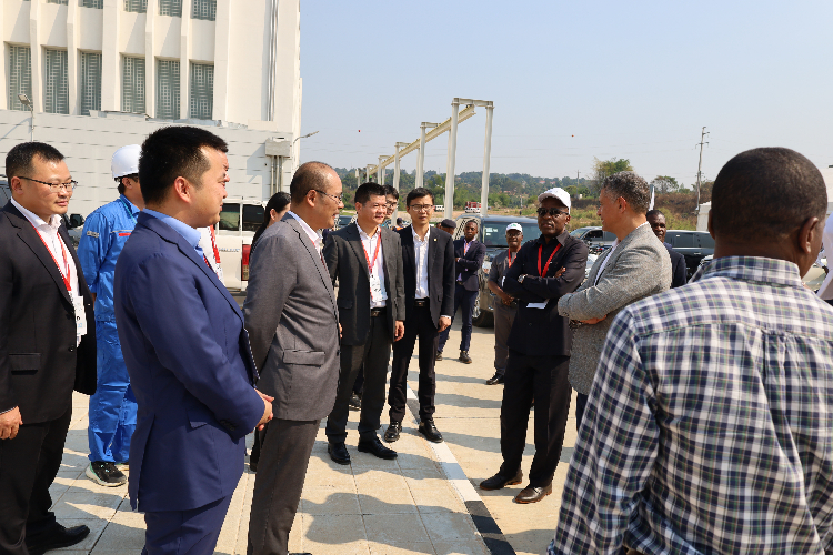 能源水利部长若昂·博尔热斯与张斌大使及项目方代表交谈。冯凯摄