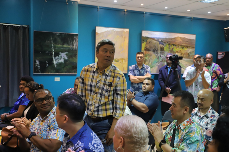 《中国油画》执行主编王琨出席开幕式。斐济中国文化中心供图