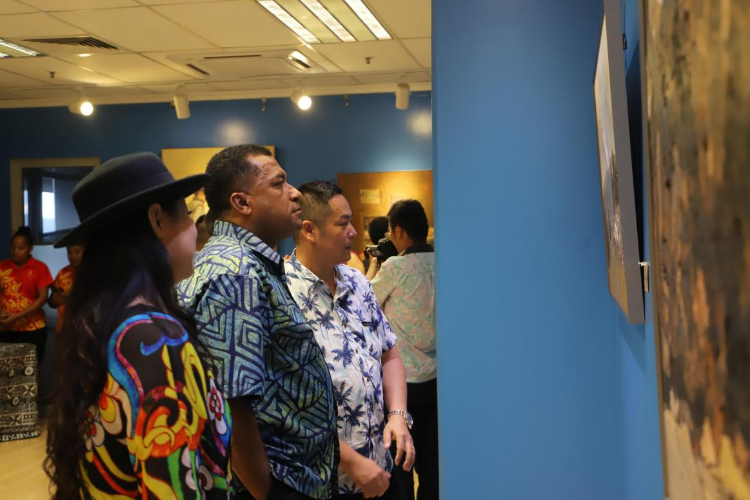 斐济观众与当地华侨华人观看展览。斐济中国文化中心供图