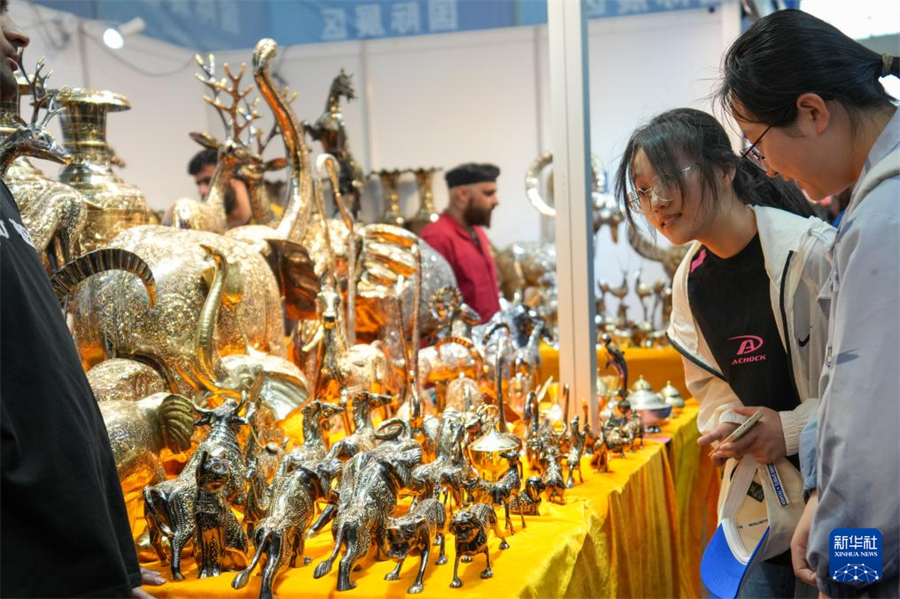 5月19日，在第八届中俄博览会现场，参会者在国际展区了解工艺品。新华社记者 王建威 摄