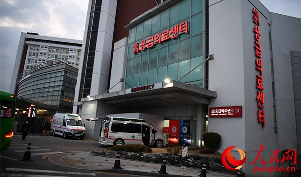 首尔大学医院急诊室外，救护车准备出发。 人民网 李帆摄