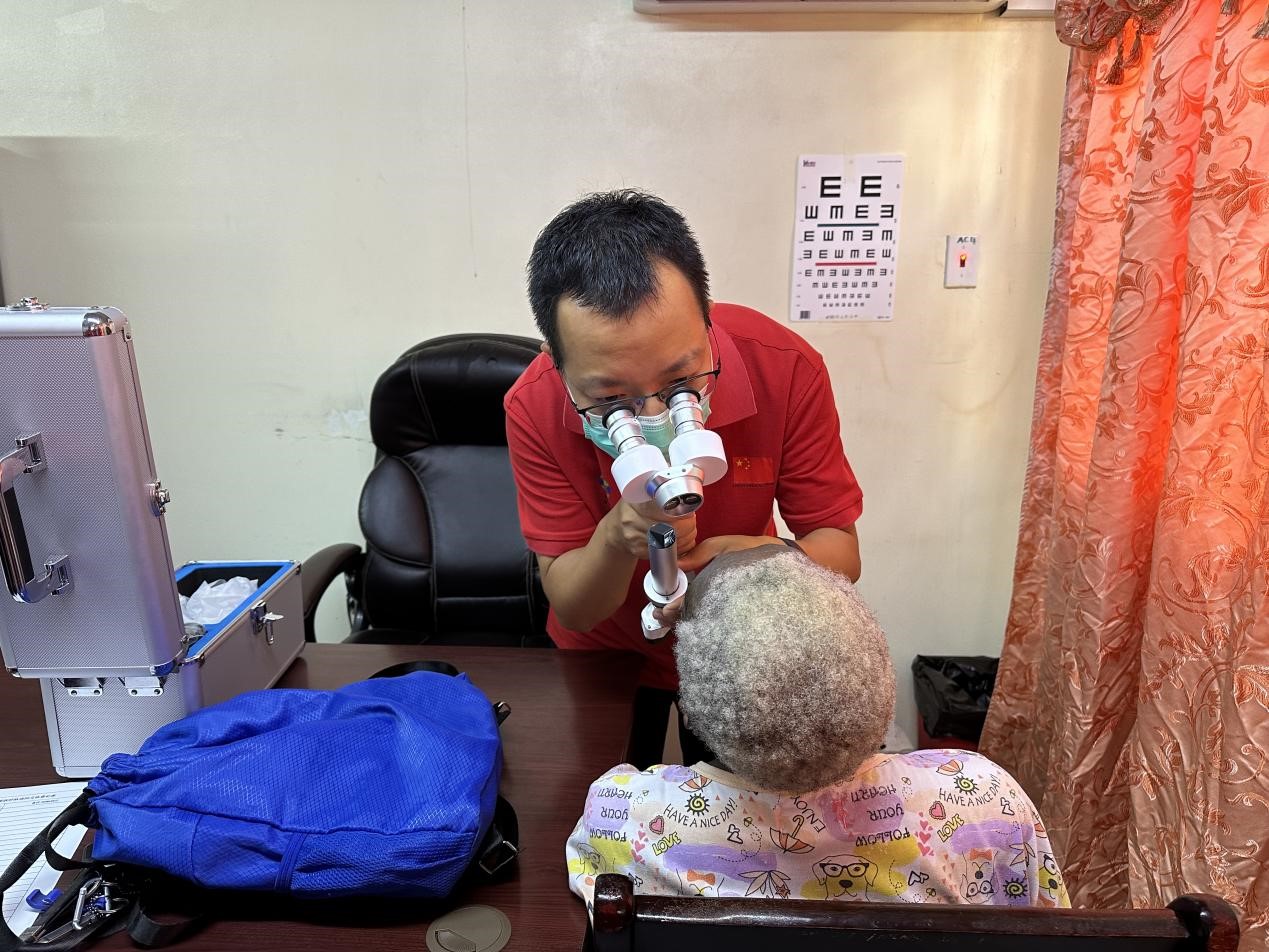 医疗队成员为患者进行眼科常规检查。第19期援圭亚那医疗队供图