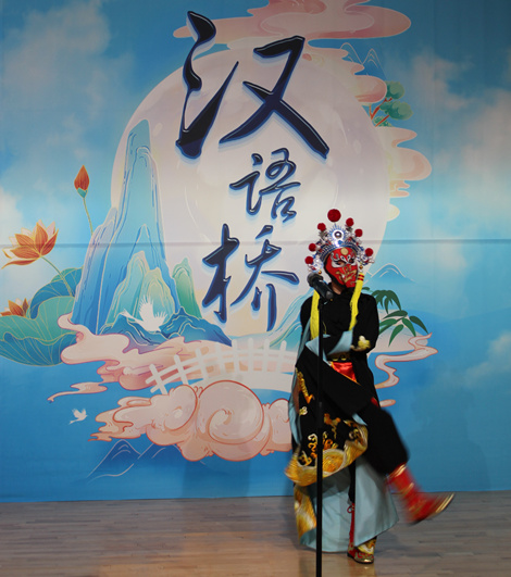 参赛选手在比赛中进行中华才艺展示。