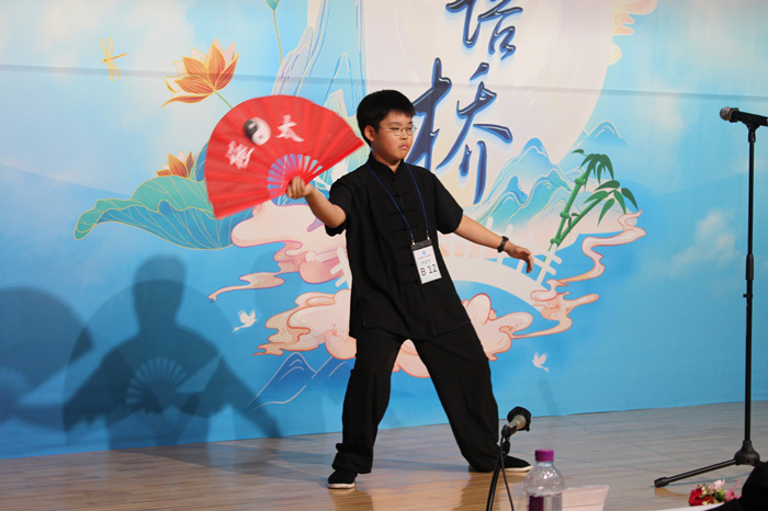 参赛选手在比赛中进行中华才艺展示。