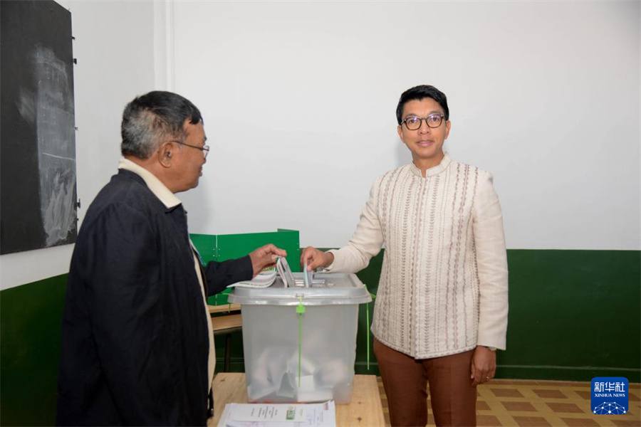 5月29日，马达加斯加总统拉乔利纳（右）在塔那那利佛的一处投票站投票。新华社发（西塔卡·拉乔纳里松摄）
