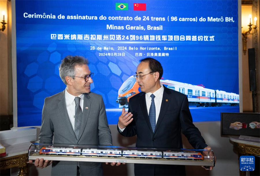  On May 28, in Belo Horizonte, Brazil, Sun Yongcai (right), Chairman of CRRC Group, and Romeo Zema, Governor of Minas Gerais, Brazil, talked at the signing ceremony. Photographed by Wang Tiancong, reporter of Xinhua News Agency