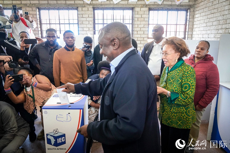 南非总统拉马福萨前在投票点投票。人民日报非洲中心分社  希拉兹·莫林摄