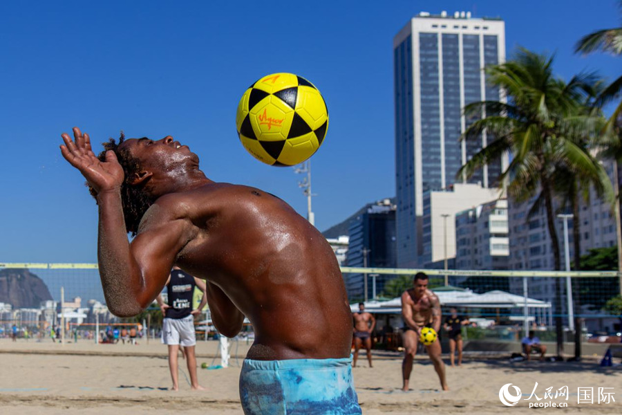 足排球――巴西里约沙滩的动感风景线。威廉・科埃略・维亚纳摄