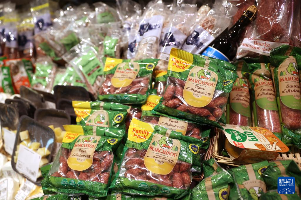 这是5月31日在比利时布鲁塞尔一家超市拍摄的各类食品。新华社记者 赵丁喆 摄