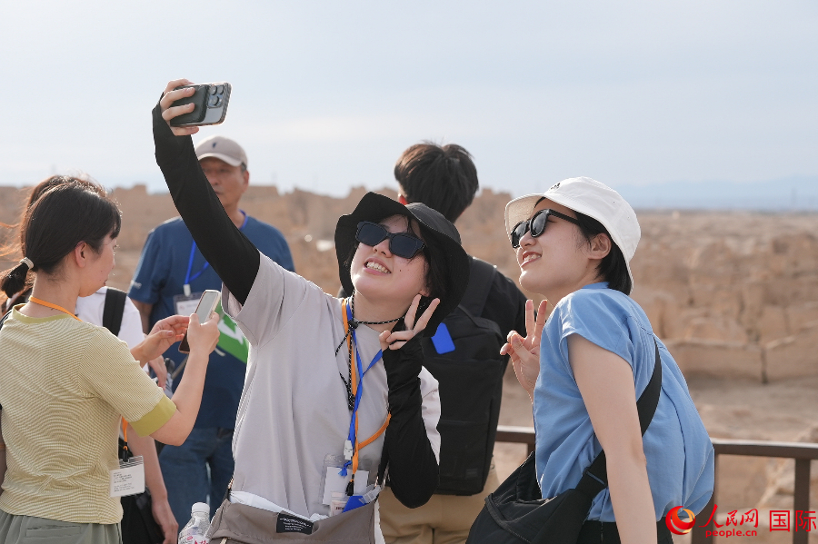 日本创价学会青年代表团成员在交河故城拍照留念。人民网记者 张丽娅摄