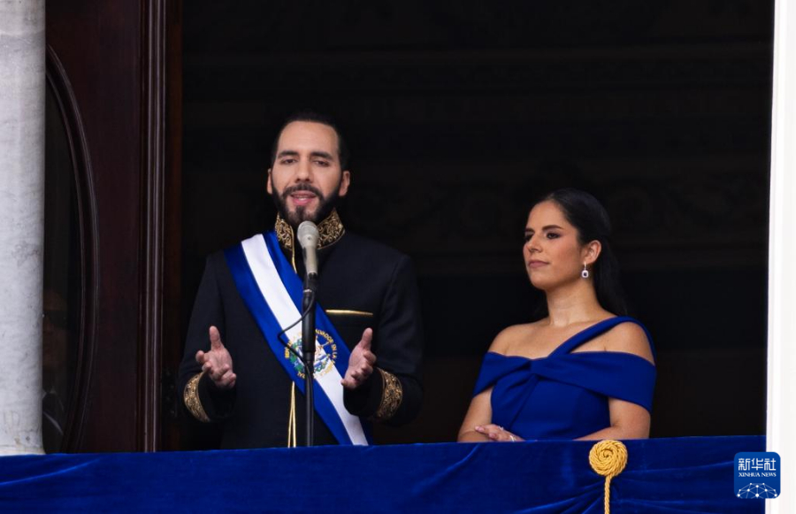6月1日，在位于萨尔瓦多首都圣萨尔瓦多的国家宫，纳伊布·布克尔在就职仪式上发表讲话。新华社记者 李梦馨 摄