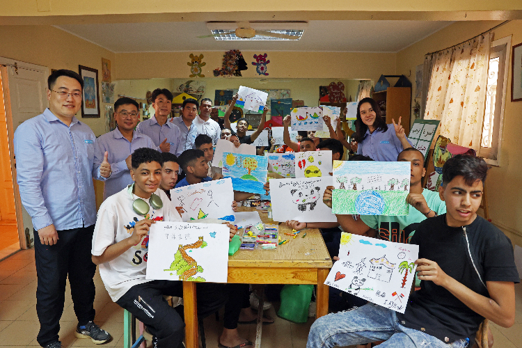图为来自中建埃及的志愿者们在开罗“爱心之家”孤儿院开展“六、中国