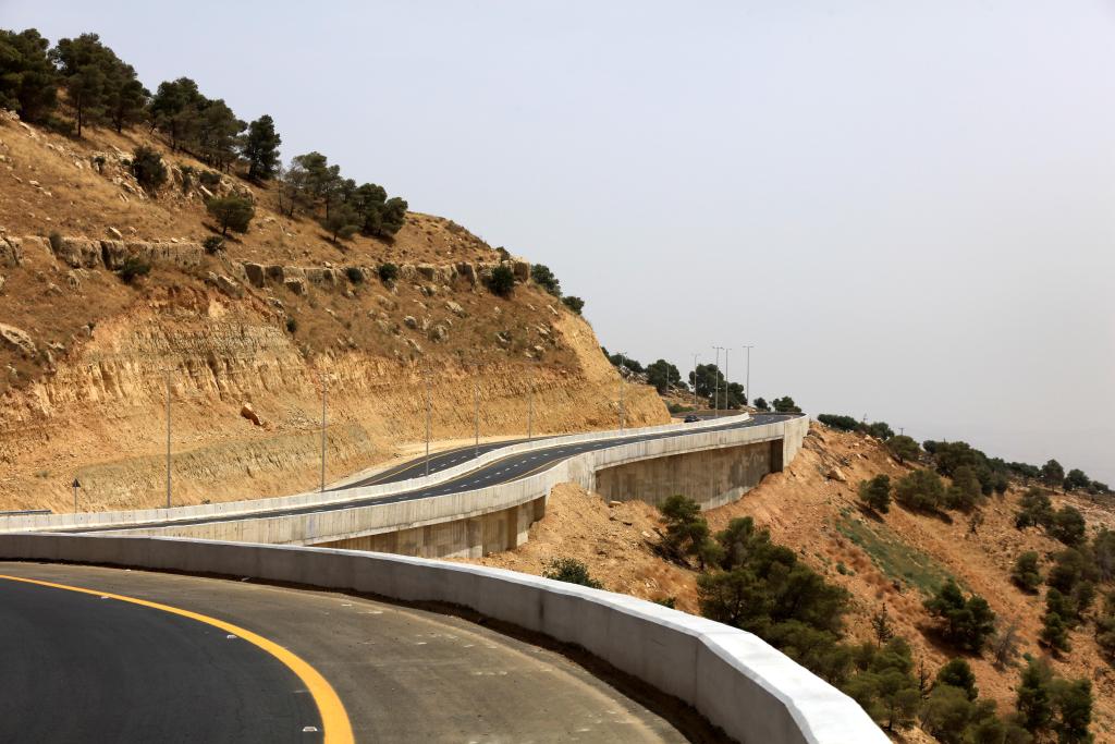 这是5月27日拍摄的中国援约旦萨尔特公路升级改造项目的部分路段。新华社发（穆罕默德·阿布·古什摄）