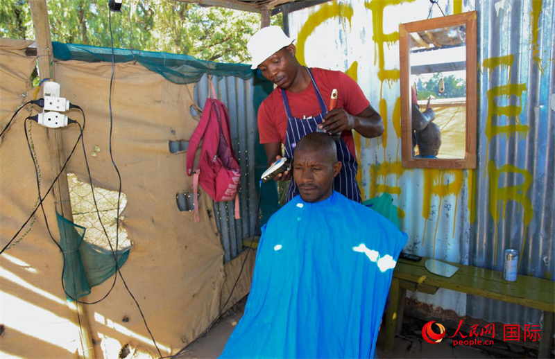 莫绍拉特贝·巴布森使用太阳能发电板为理发店供电。恩古巴瓦纳摄