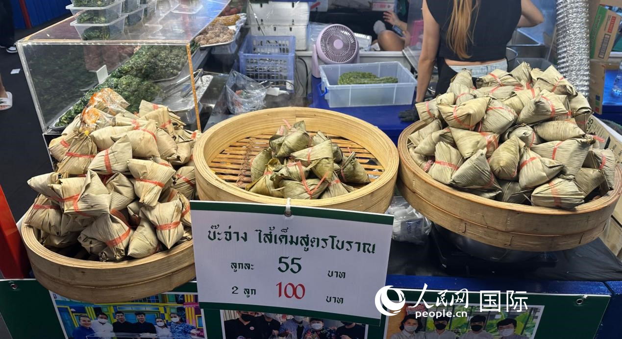泰国街头小吃店售卖粽子。人民网记者 简承渊摄