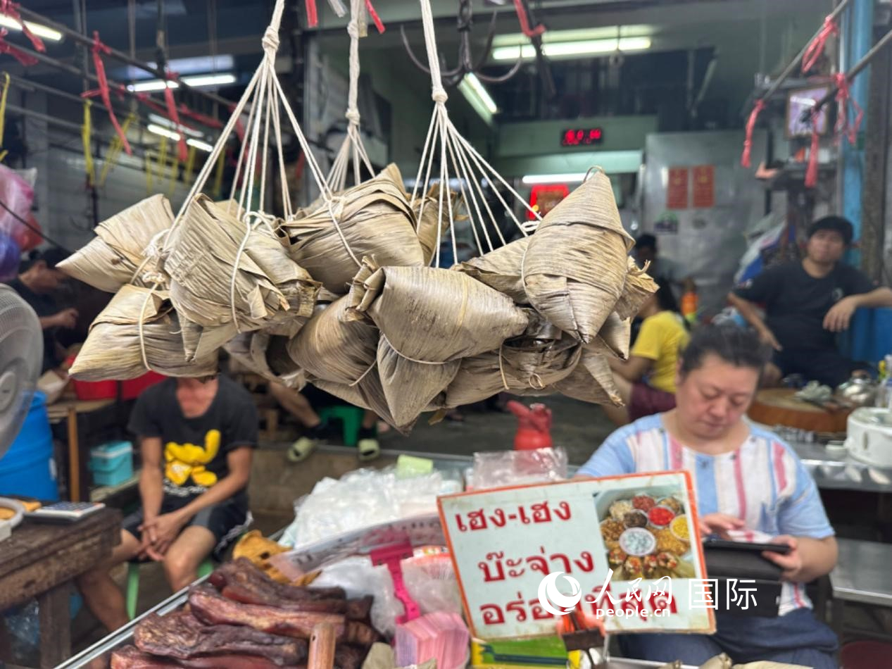 唐人街店铺售卖的粽子。人民网记者 简承渊摄