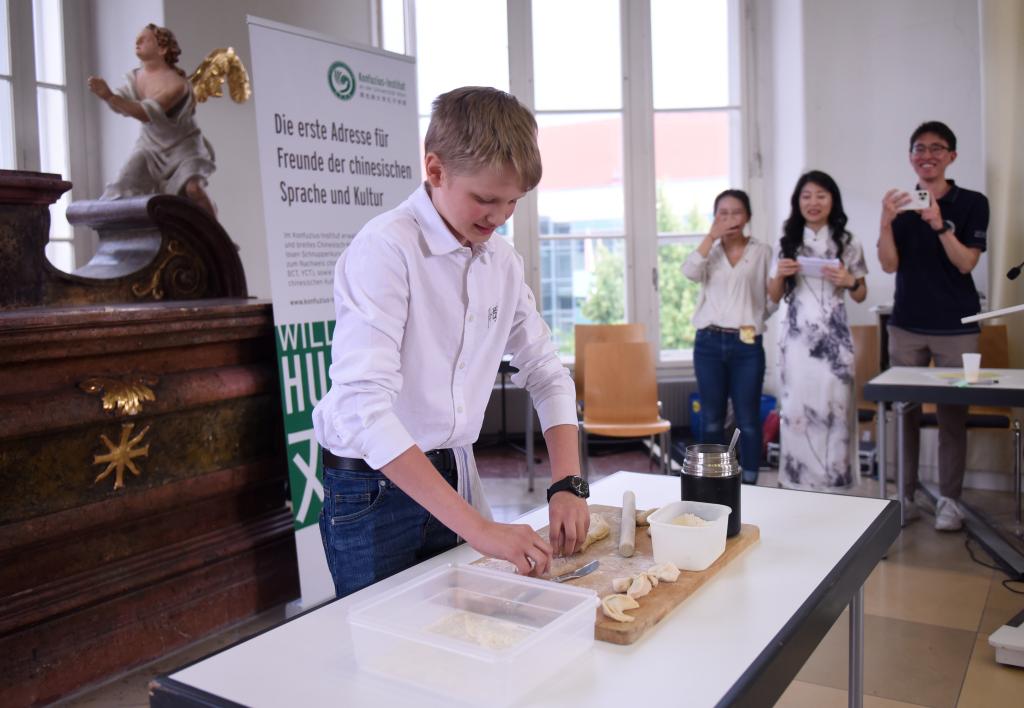 5月25日，选手亚历山大·尤克在维也纳举行的“汉语桥”奥地利赛区比赛上表演包饺子。他在本次比赛中获得中学生组冠军。新华社记者贺灿铃摄