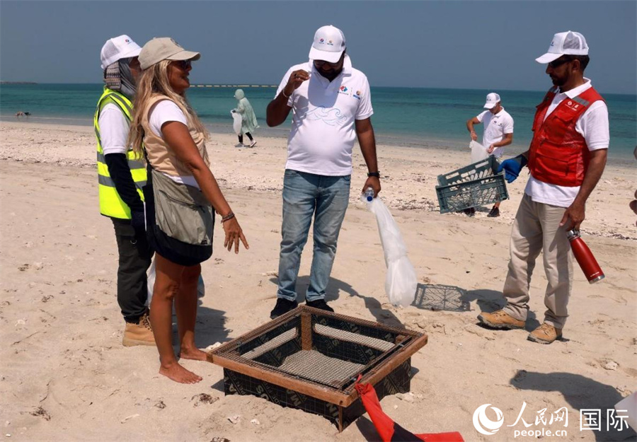 阿联酋海洋环境集团专家（左二）介绍海龟产卵保护方案。人民网记者管克江摄