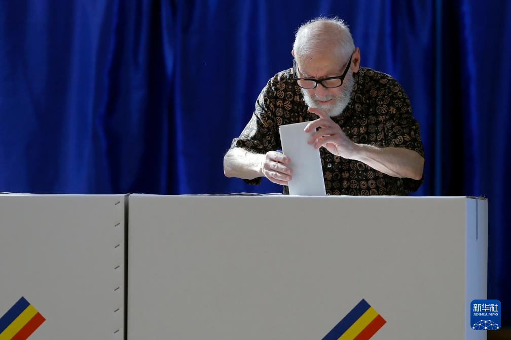 6月9日，选民在罗马尼亚布加勒斯特一处投票站参加欧洲议会选举和罗马尼亚地方选举投票。新华社发（克里斯泰尔摄）
