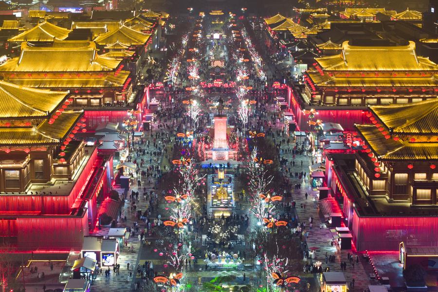 这是2024年2月2日拍摄的西安大唐不夜城景色（无人机照片）。新华社记者 邵瑞 摄
