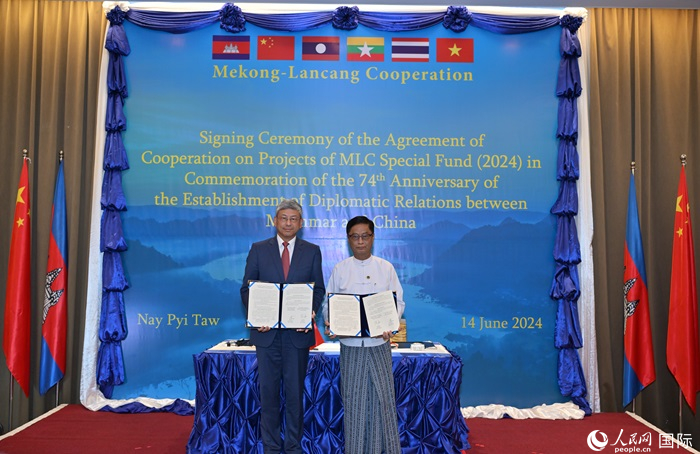 中国驻缅甸大使陈海（左）与缅甸外交部副部长伦乌签署项目协议。人民网记者 谢佳君摄