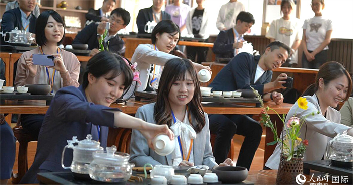 日本创价学会青年代表团在新疆师范大学体验中国茶艺。人民网记者 张丽娅摄