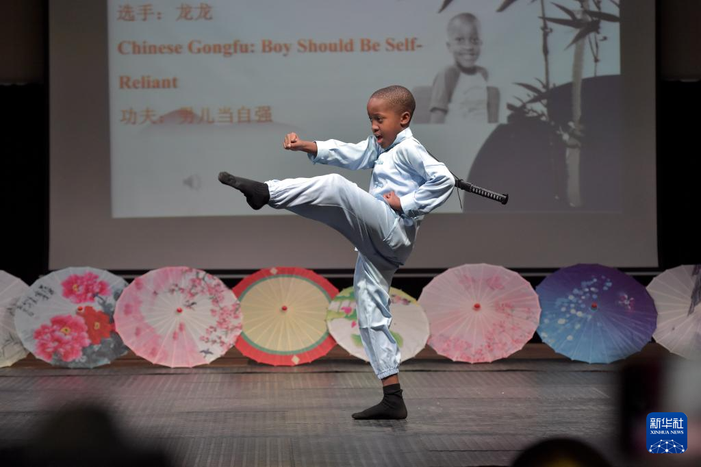 6月7日，一名选手在哈博罗内举行的“汉语桥”博茨瓦纳小学生中文秀比赛上表演中国功夫。新华社发（策基索・特巴洛摄）