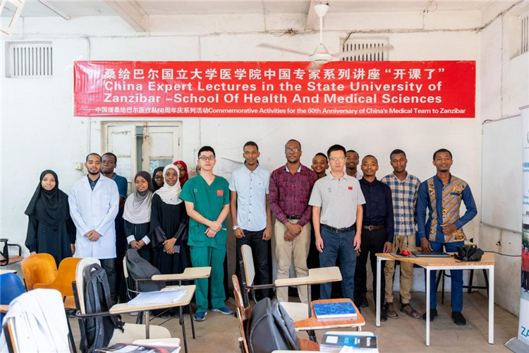 医疗队员们与医学院师生们合影。图片由中国援桑医疗队提供