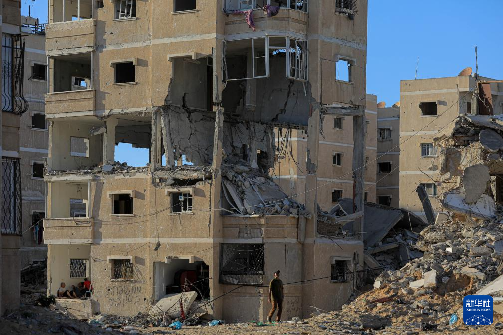 这是6月17日在加沙地带南部城市汗尤尼斯拍摄的以军袭击后的建筑废墟。新华社发（里泽克·阿卜杜勒贾瓦德摄）