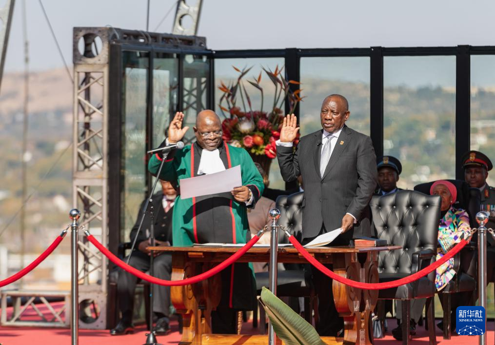 6月19日，在南非比勒陀利亚联邦大厦，南非新任总统西里尔・拉马福萨（右）宣誓就职。新华社记者 张誉东 摄
